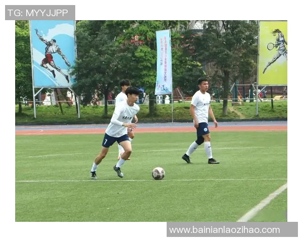 足球比赛中每队上场人数及替补规则详解与解析